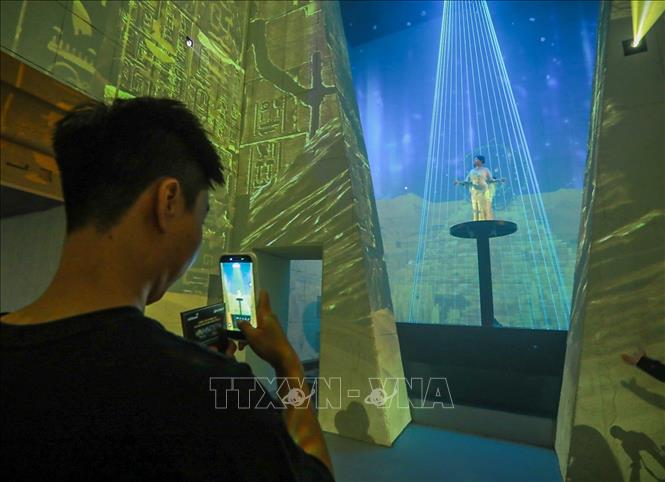 Thay vì chỉ quan sát, công chúng trở thành một phần của tác phẩm thông qua các trải nghiệm tương tác đa giác quan. (Ảnh: Khánh Hoà/TTXVN)